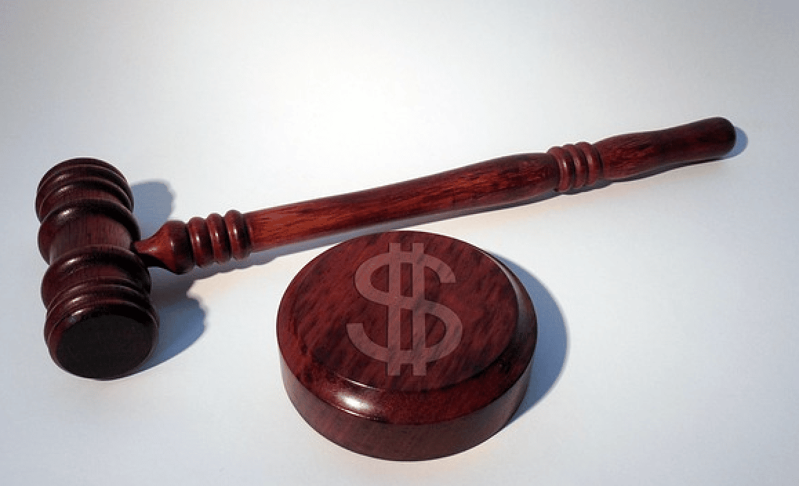 A judge's hammer and a dollar sign, FBAR